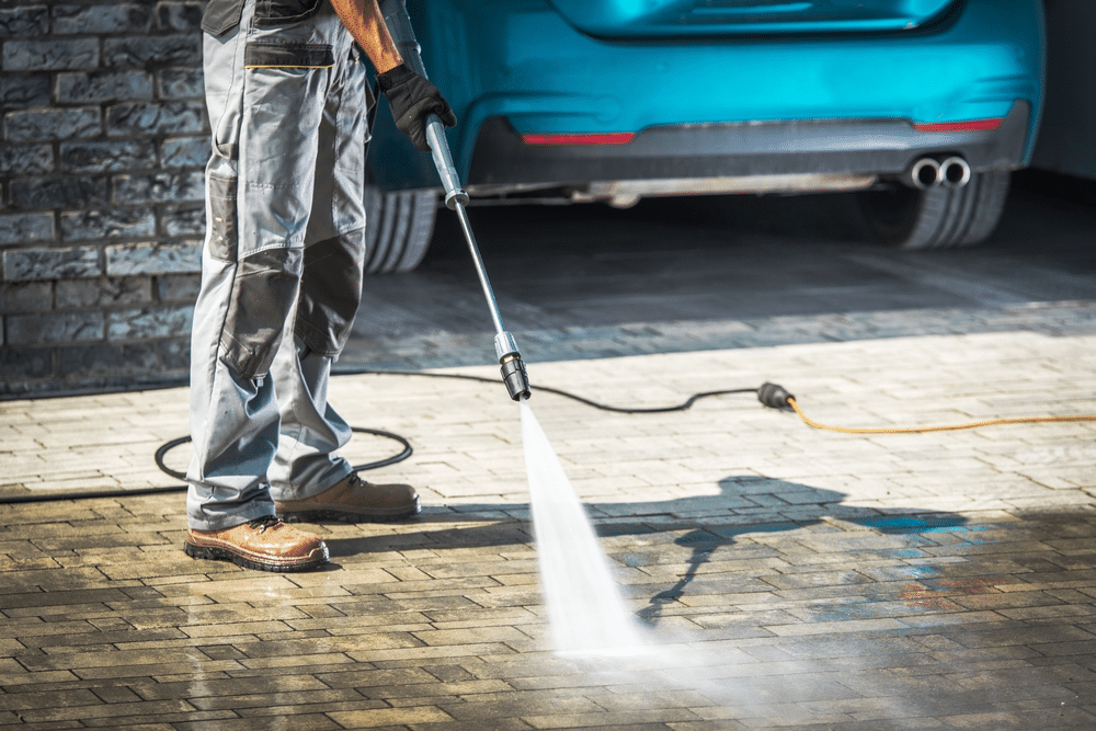 how does a pressure washer work