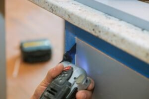 oscillating device cutting through wood