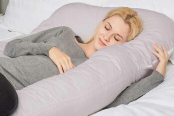 expecting mom using a U-shaped pillow