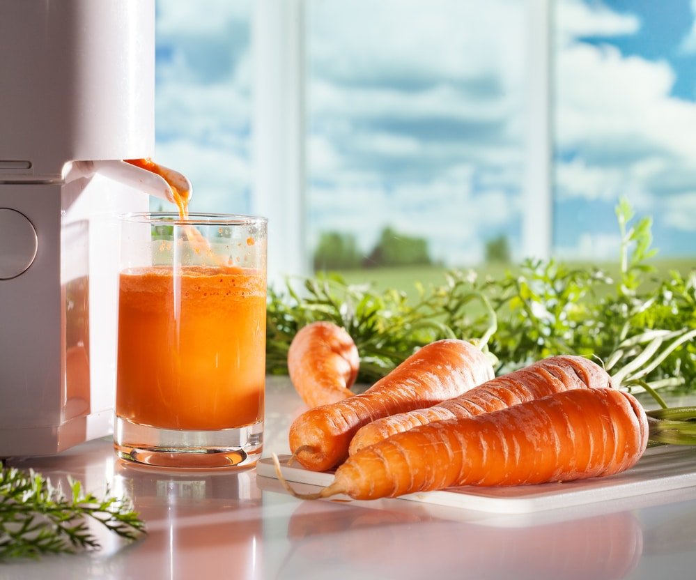 how does a juicer work