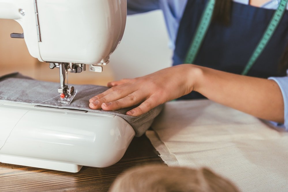 how does a sewing machine work