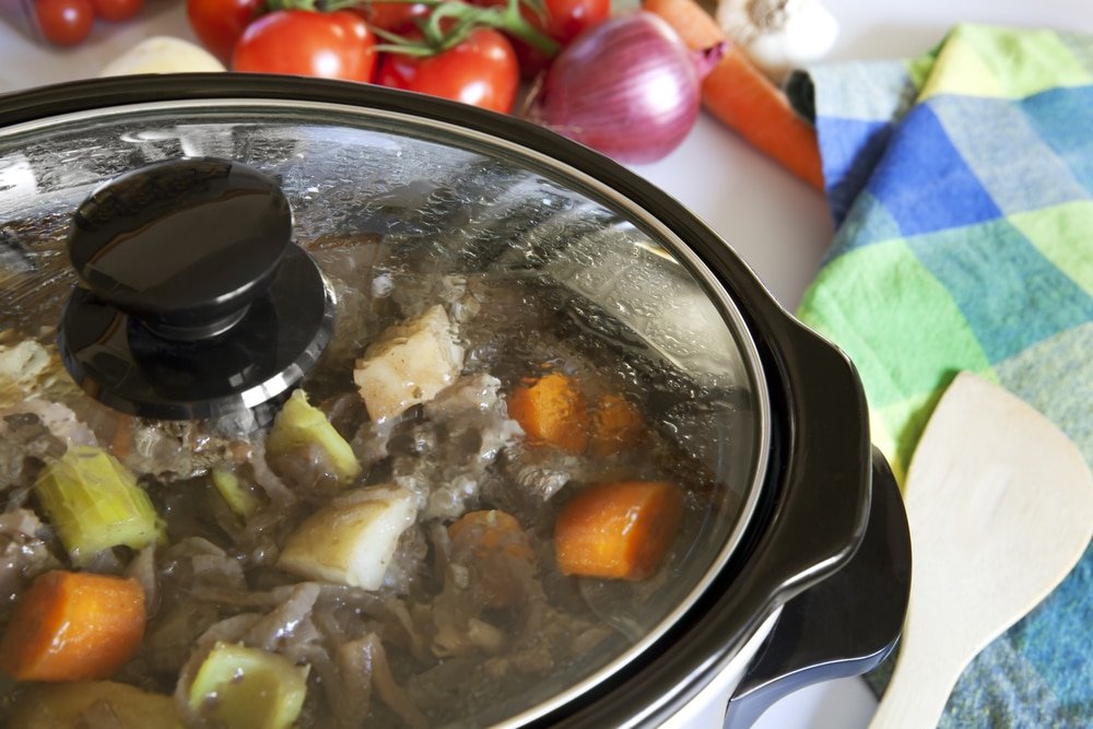 how does a slow cooker work