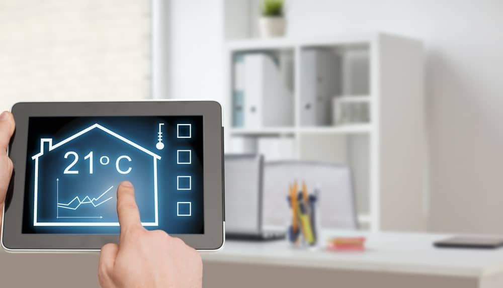 how does a smart thermostat work