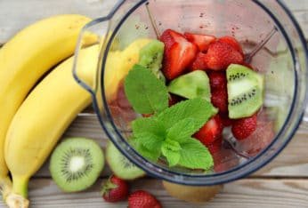 strawberry and kiwi smoothie prep