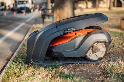 equipment-for-lawn-maintenance-used-to-cut-grass