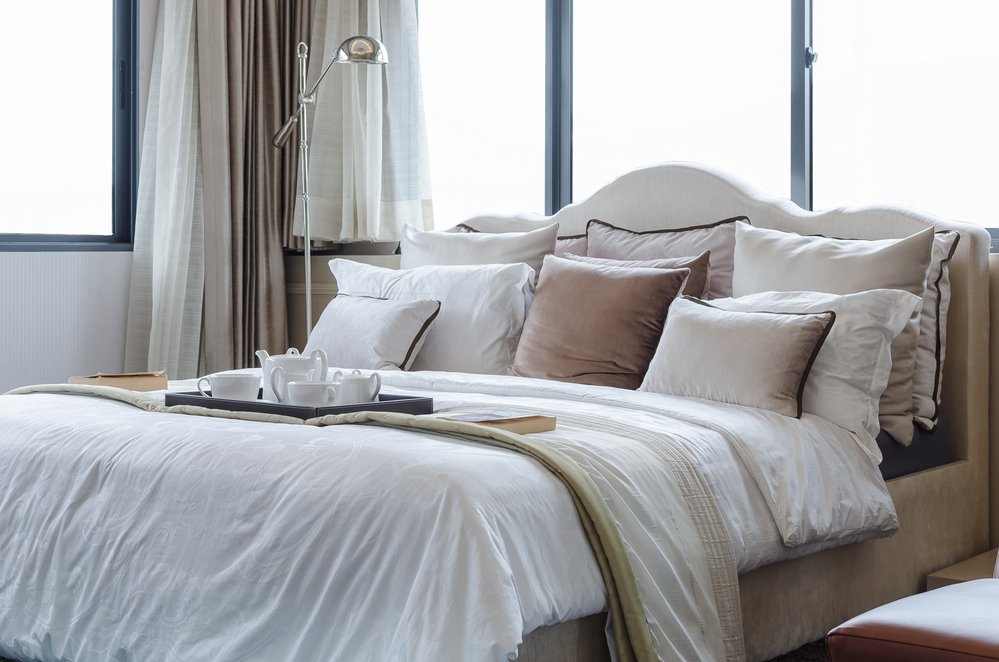 how to arrange pillows on a bed
